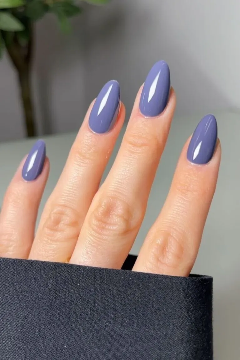 Dusty lavender nails for a minimal fall look